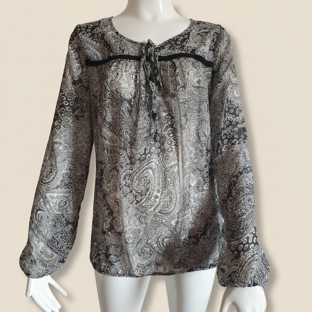 Blouse en voile noir et blanc Patrizia Dini sur mannequin, galon perlé et bas élastiqué