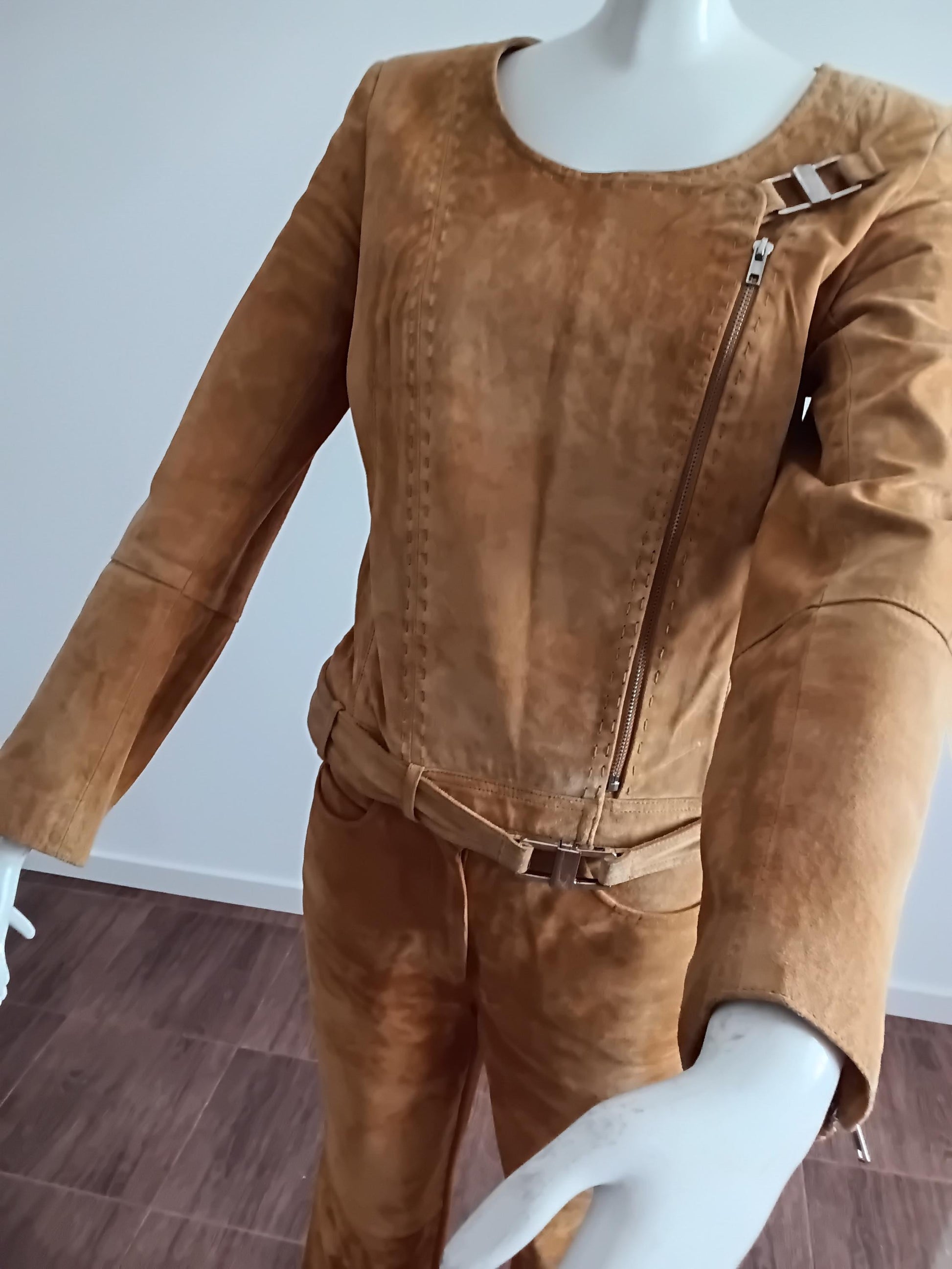 Veste tailleur vintage daim moutarde — vue de profil, coupe cintrée et détail zip bas de manche