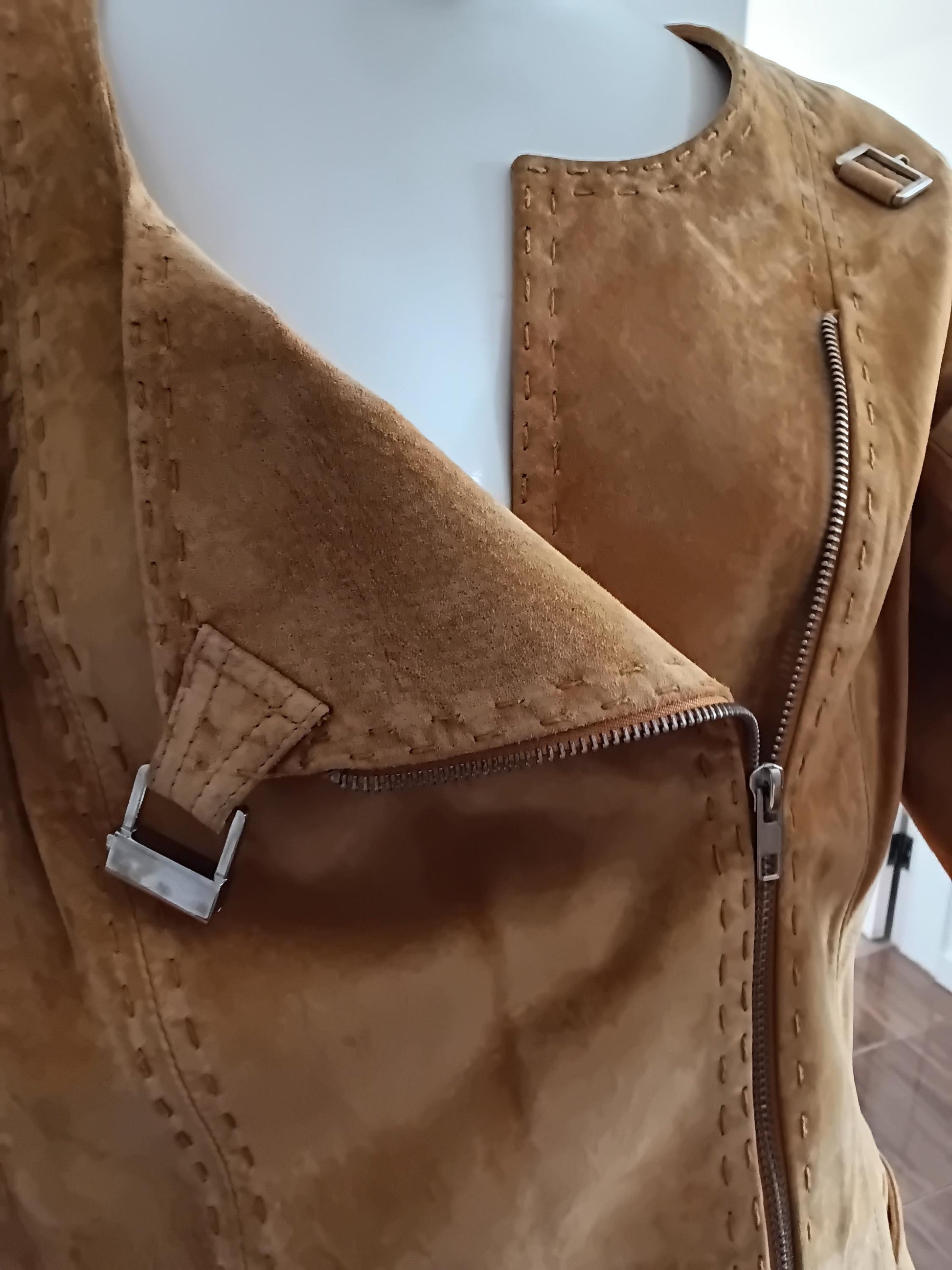 Veste en daim moutarde — zoom sur le col, crochet de fermeture et zip diagonal argenté, surpiqûres apparentes, détail couture vintage