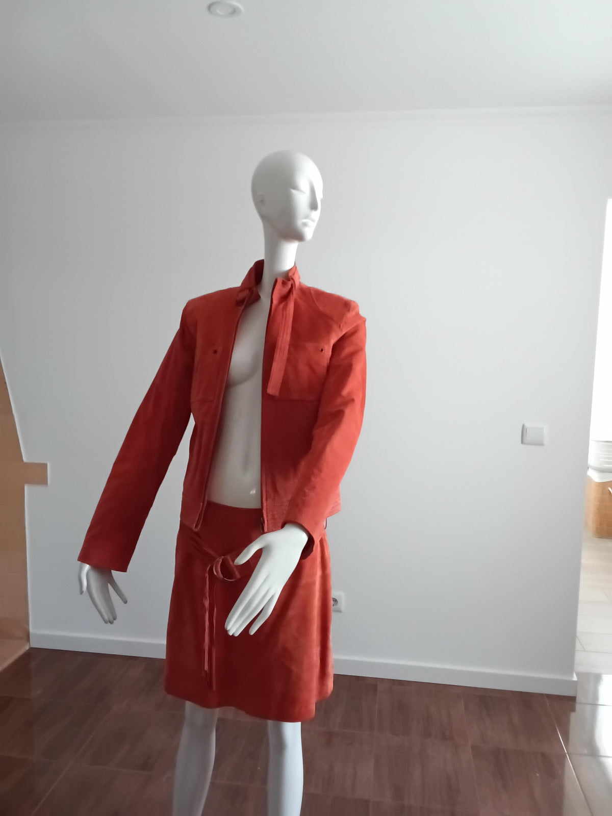 Ensemble cuir velours orangé Oakwood — vue légèrement de profil, plan éloigné