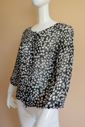 Chemisier Soie Noir Pois – Fond Beige