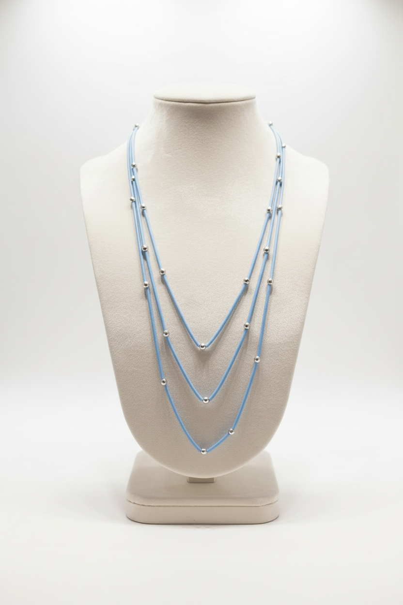 Collier 3 rangs bleu ciel — présentoir blanc