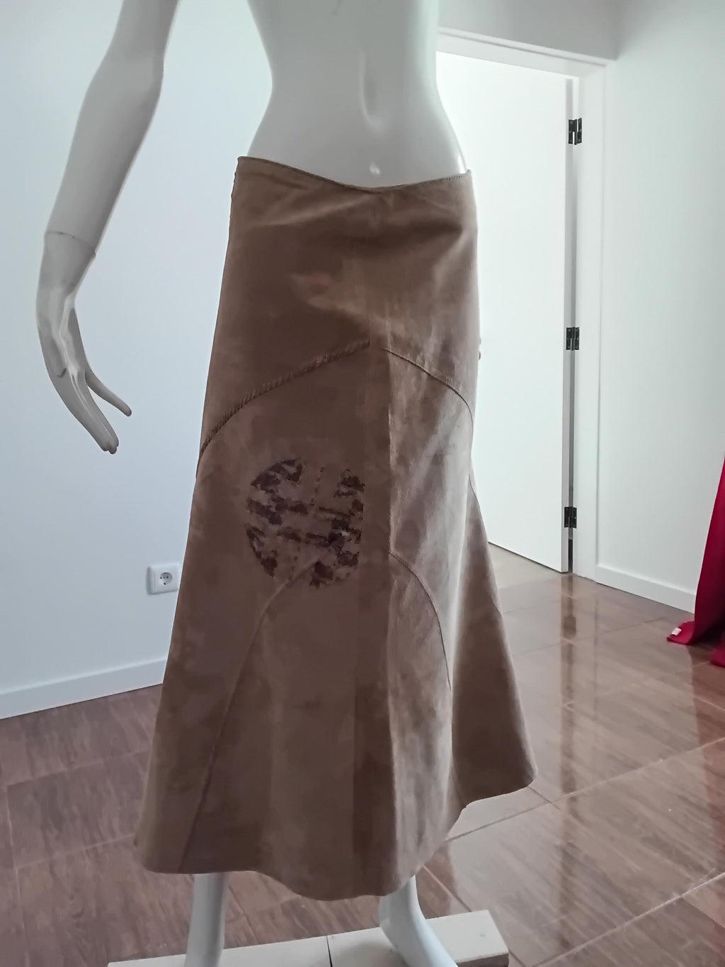 Vintage Jupe longue cuir velours beige à motifs — Taille 40 FR