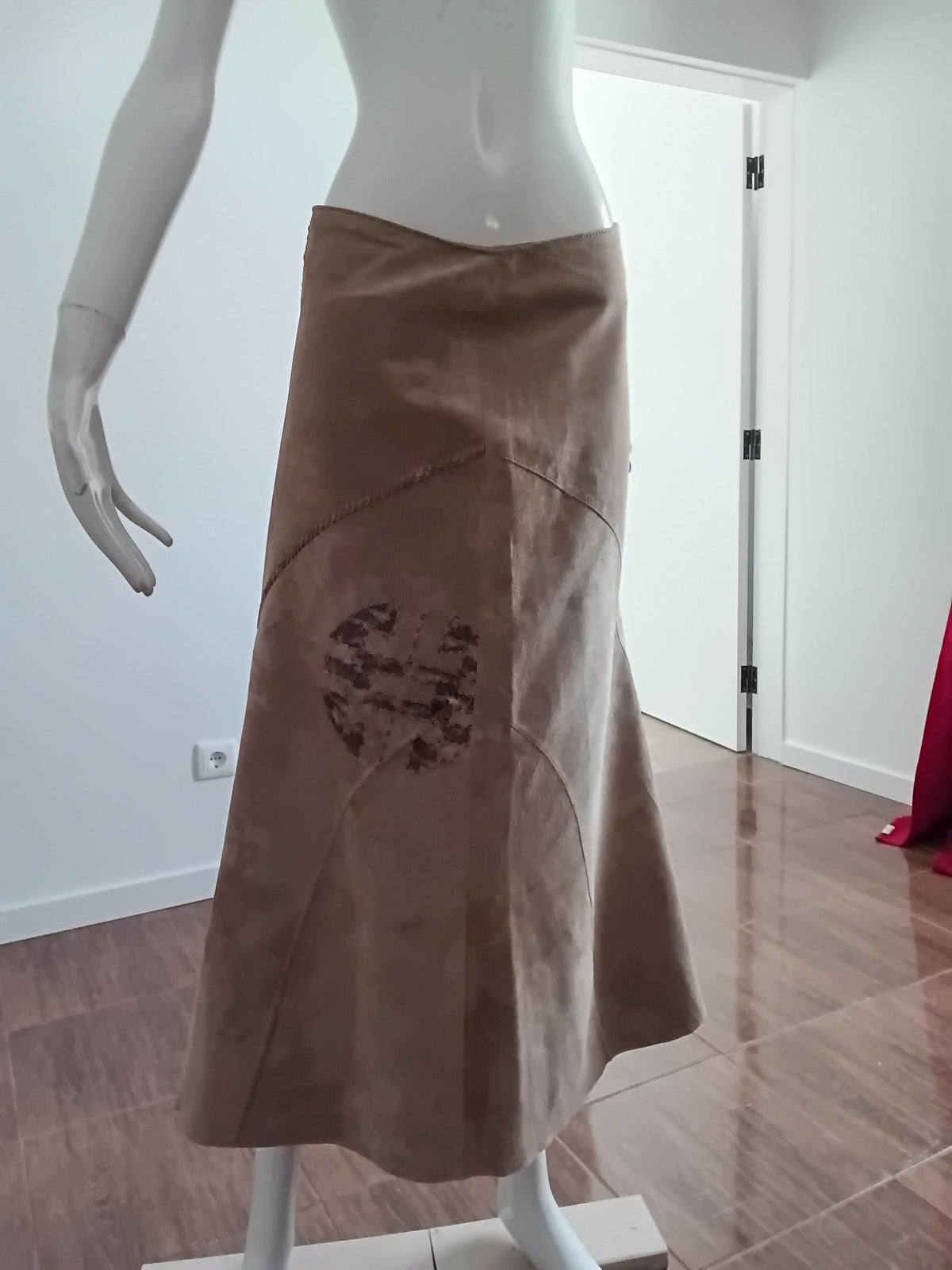 Jupe longue cuir velours beige à motifs — Taille 40 FR
