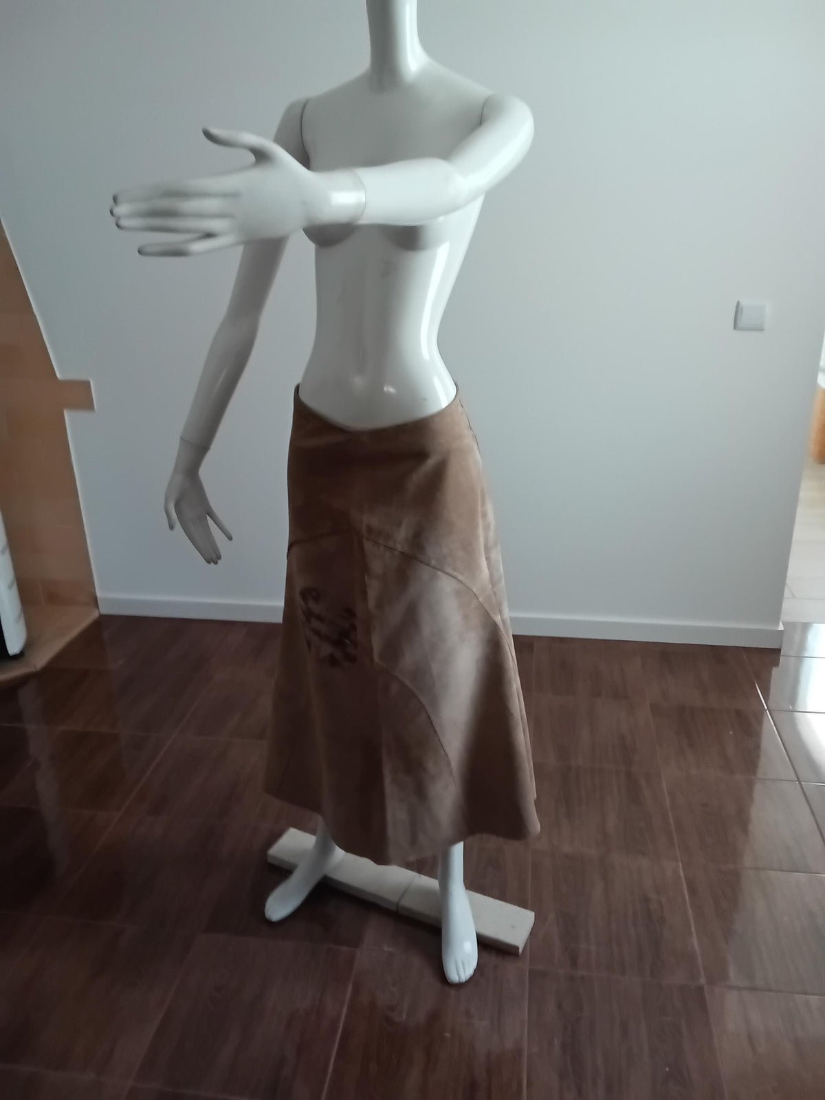 Jupe longue cuir velours beige à motifs — Taille 40 FR
