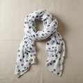 Foulard blanc pois marine sur fond beige