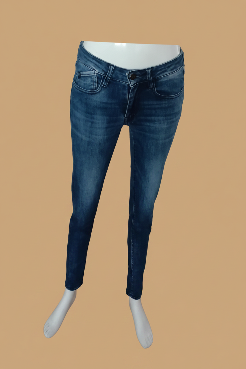 Jean skinny bleu fond beige