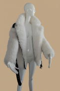 Manteau fourrure blanche fond beige