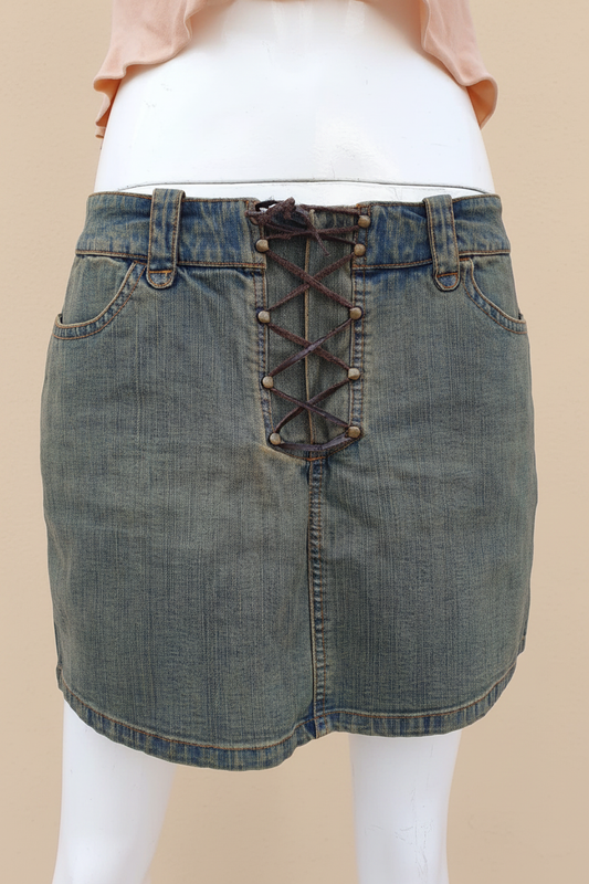 Mini jupe denim lacets fond beige