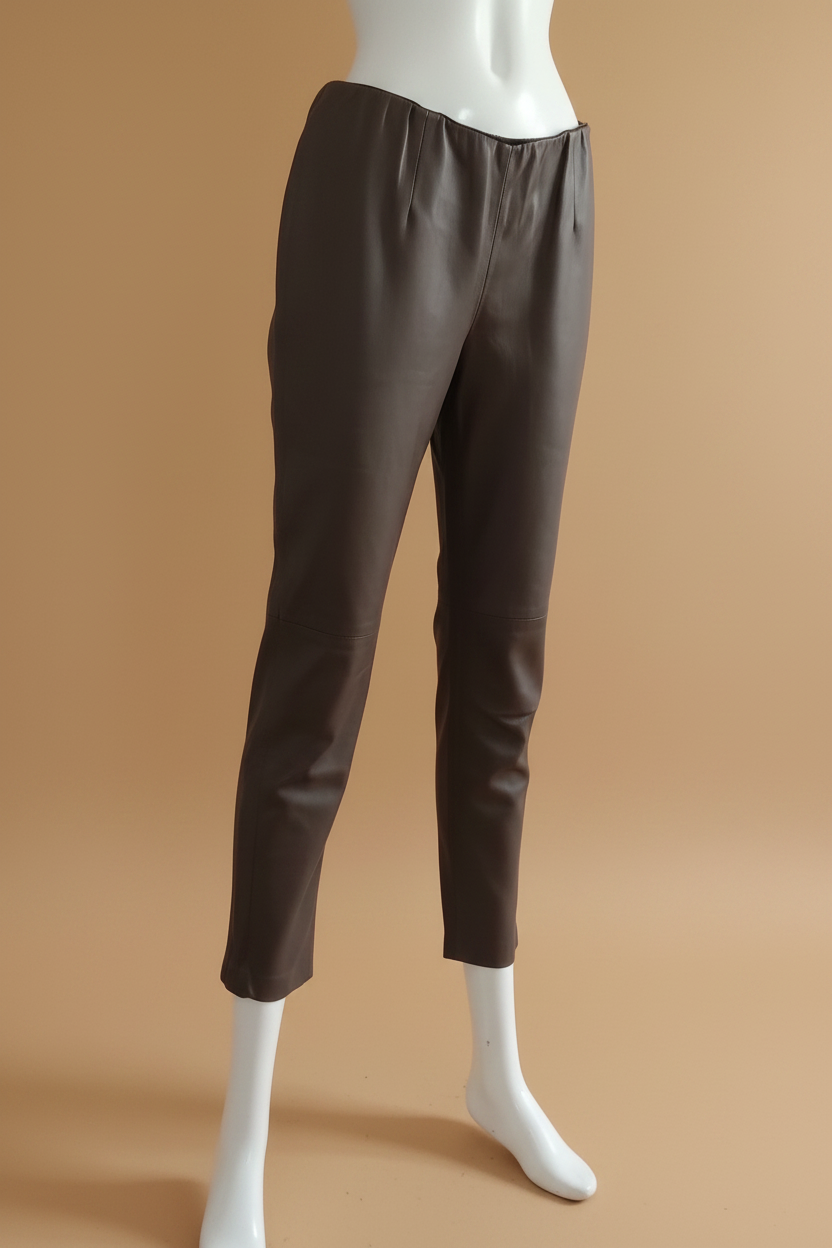 Pantalon cuir marron fond beige