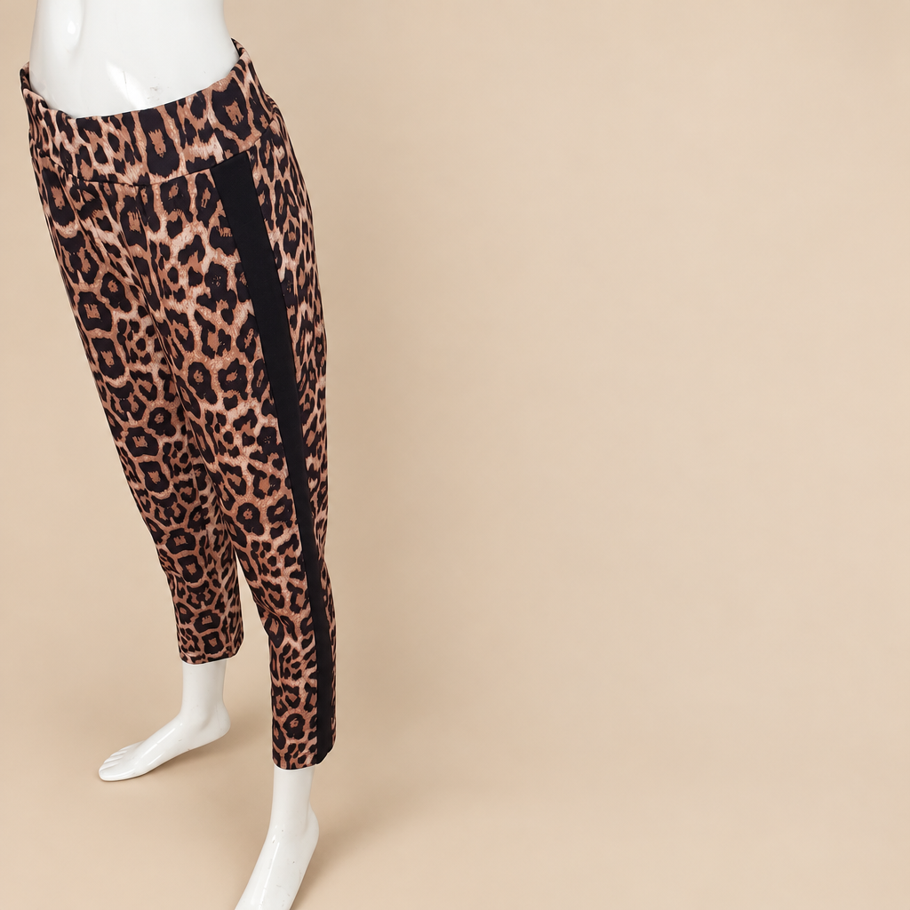 Photo 10 du pantalon léopard sur fond beige