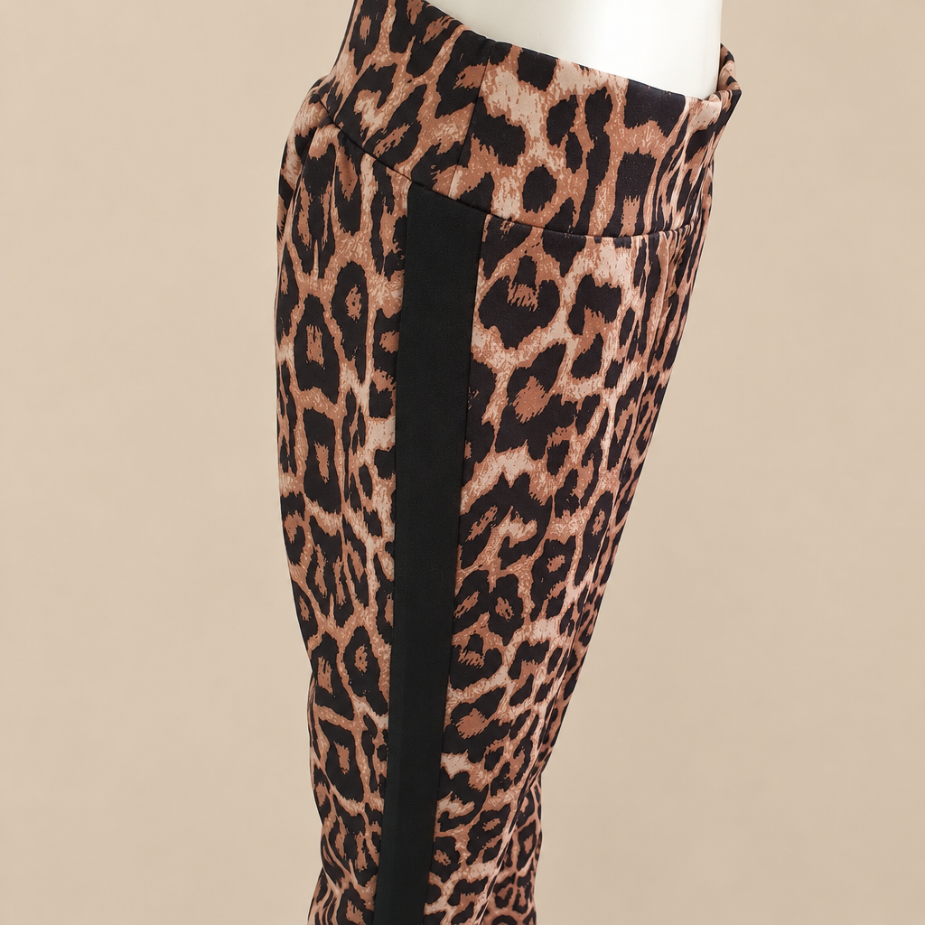 Photo 11 du pantalon léopard sur fond beige