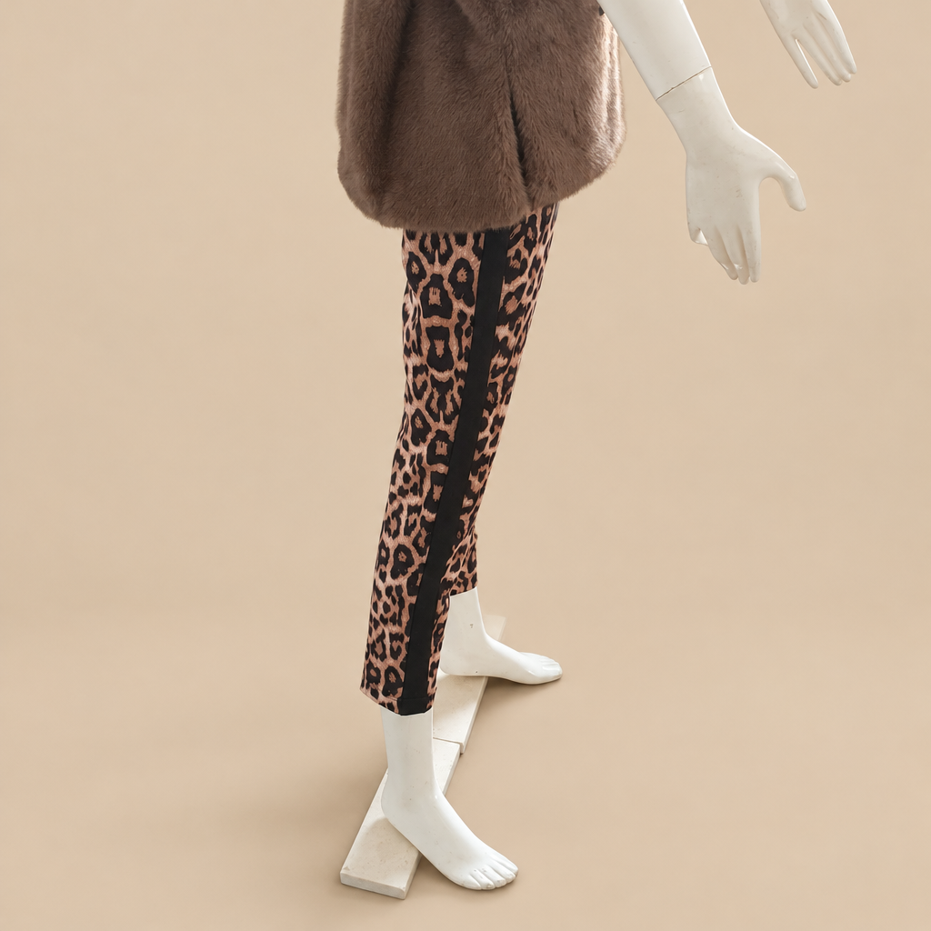 Pantalon léopard AMY VERMONT vu de profil sur mannequin, sur fond beige