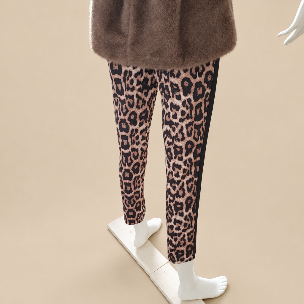 Vue arrière de trois quarts du pantalon léopard AMY VERMONT, sur fond beige