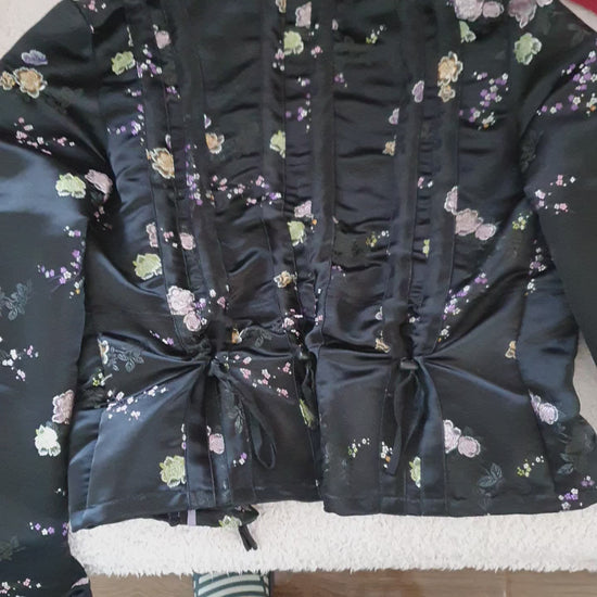Veste kimono vintage satin noir — vue de dos, démonstration des cordons stoppeurs pour froncer et ajuster la taille, finition couture Multiples Créateur