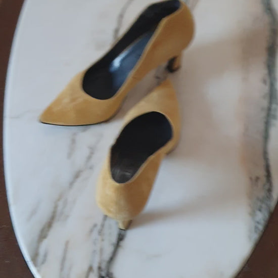 "Vidéo de présentation des escarpins daim moutarde Madeleine T37".