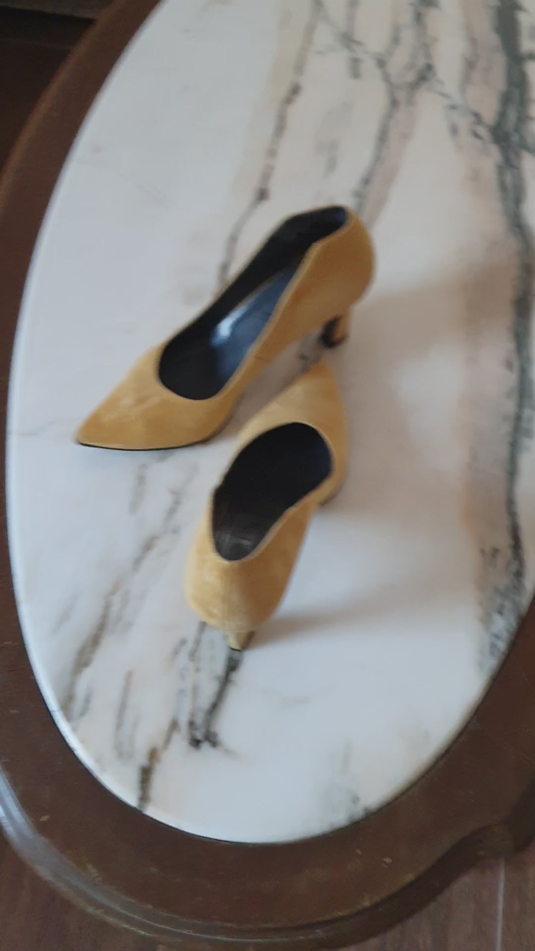 "Vidéo de présentation des escarpins daim moutarde Madeleine T37".