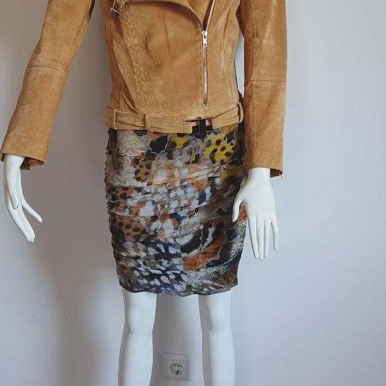 Vidéo — Veste vintage en daim moutarde et robe expressionniste sur mannequin, vue d'ensemble 360°, texture cuir suédé en mouvement