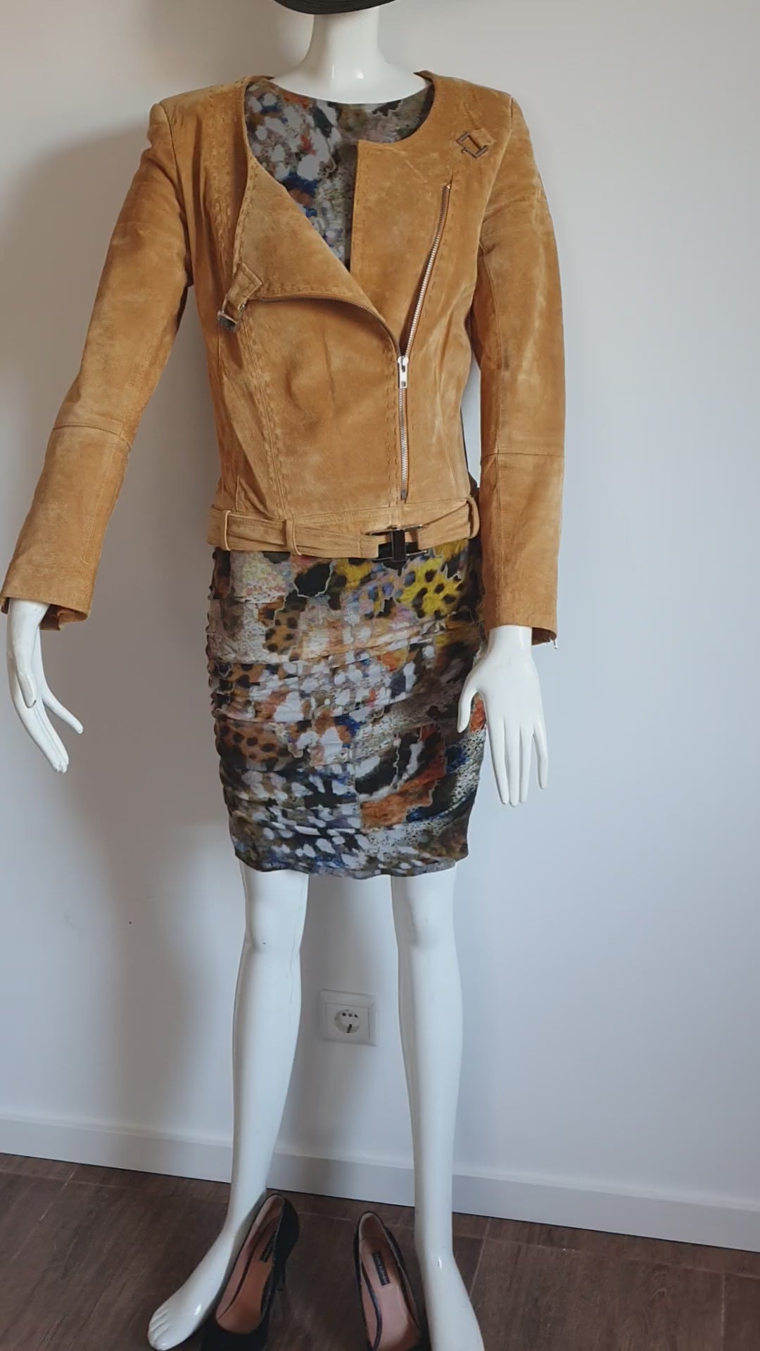 Vidéo — Veste vintage en daim moutarde et robe expressionniste sur mannequin, vue d'ensemble 360°, texture cuir suédé en mouvement