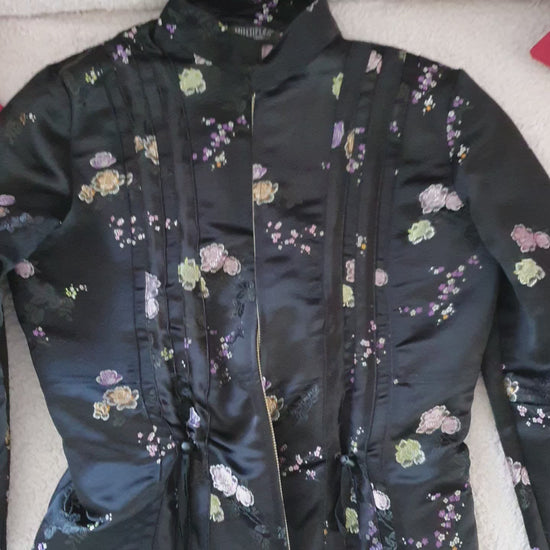 Veste kimono vintage satin noir Multiples Créateur — tombé du tissu, souplesse et brillant satiné, doublure multicolore révélée