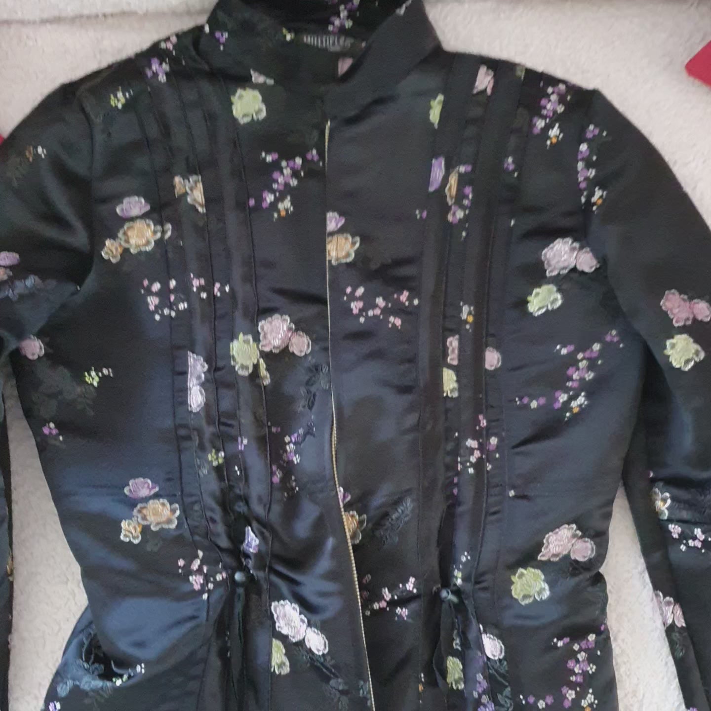 Veste kimono vintage satin noir Multiples Créateur — tombé du tissu, souplesse et brillant satiné, doublure multicolore révélée