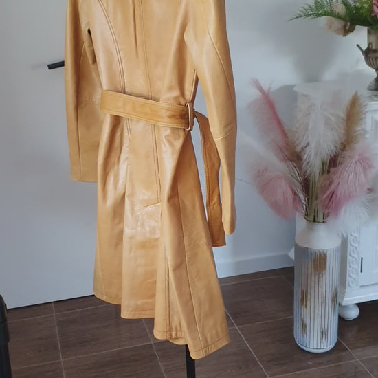 Vidéo de présentation du trench en cuir camel avec ceinture et col amovible en fourrure, taille FR 38.