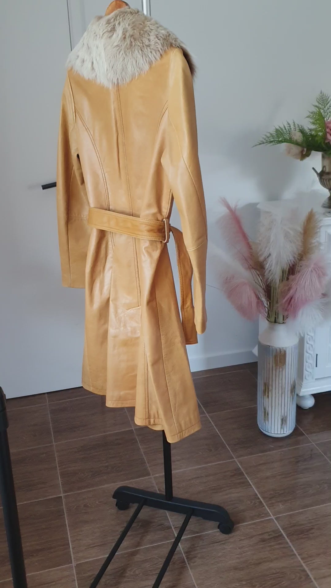 Vidéo de présentation du trench en cuir camel avec ceinture et col amovible en fourrure, taille FR 38.