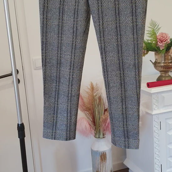 Pantalon Madeleine à chevrons gris — vue en mouvement.