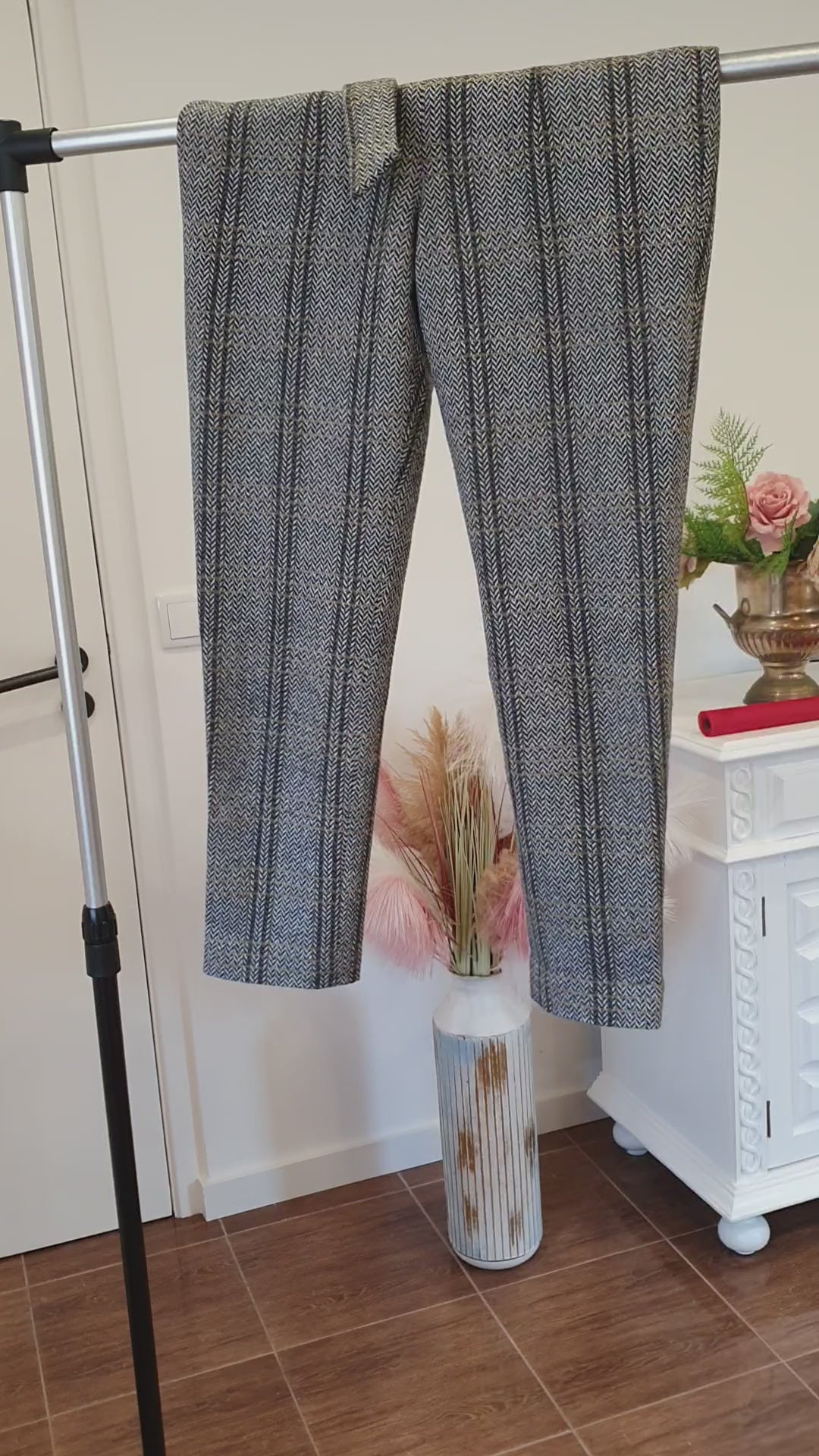 Pantalon Madeleine à chevrons gris — vue en mouvement.