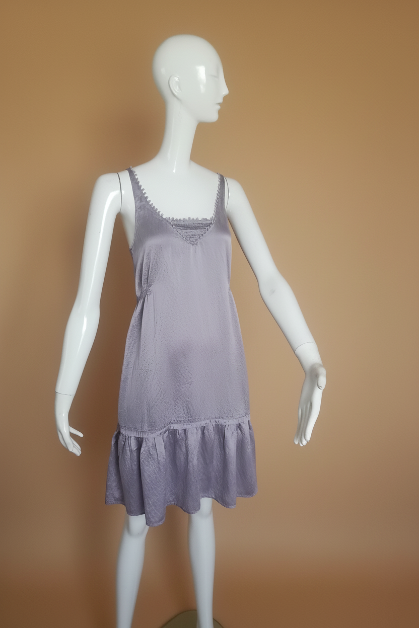 Robe lilas fond beige