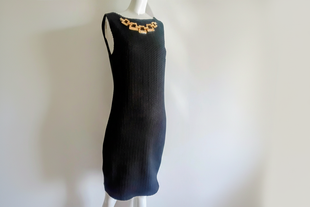 Robe Noire fond beige très pâle