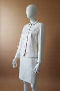 Tailleur blanc fond beige