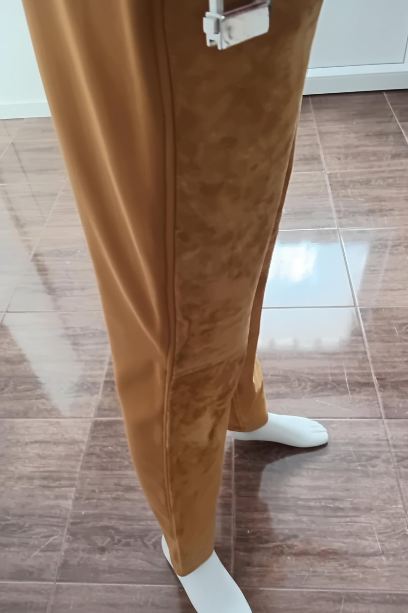 Pantalon tailleur vintage en daim véritable moutarde — vue de profil, coupe droite taille haute, texture cuir suédé, taille 36 FR