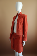 Tailleur terracotta fond beige