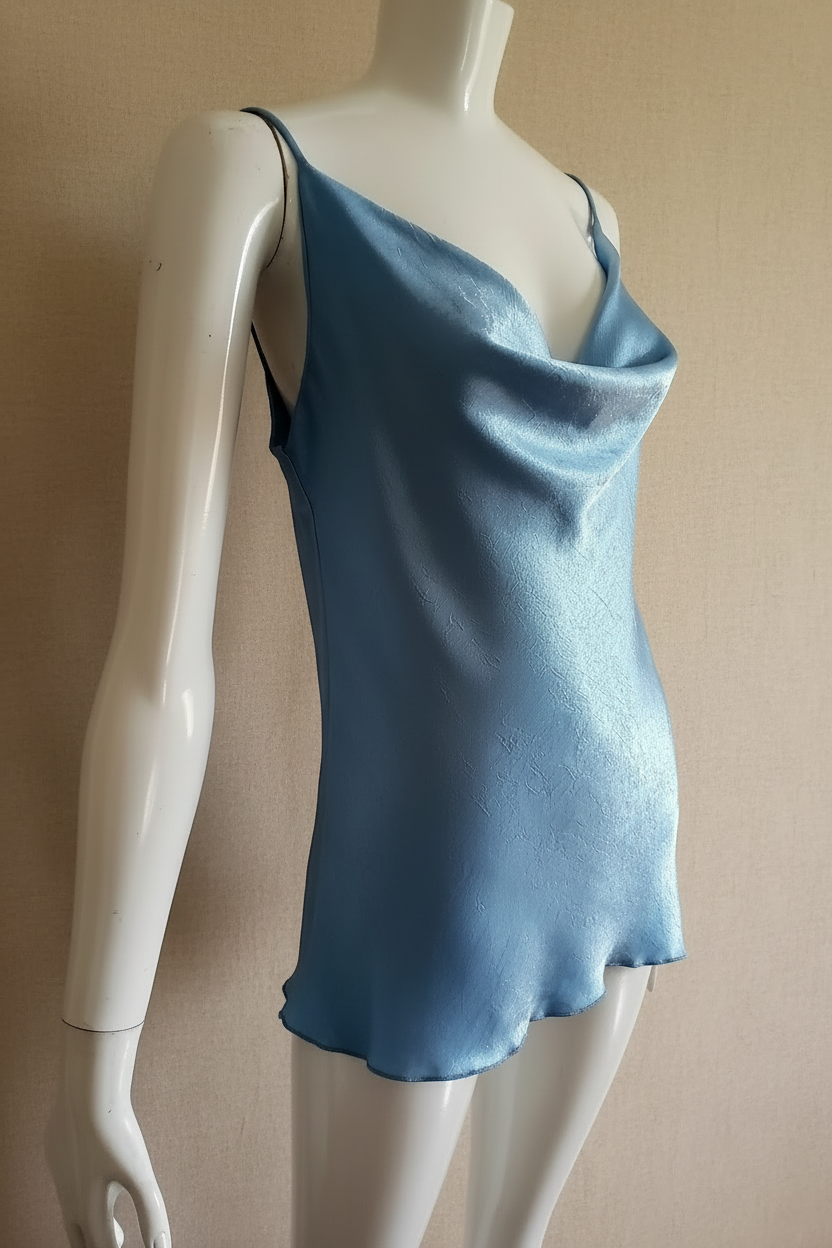 Top Satiné Bleu – Fond Beige Sable