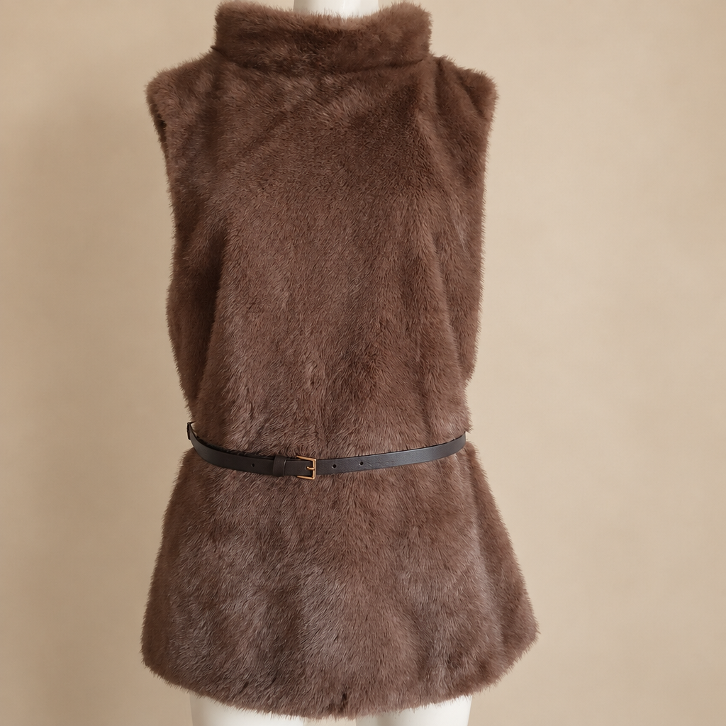 Tunique sans manches en fausse fourrure taupe, col montant et ceinture, sur fond beige