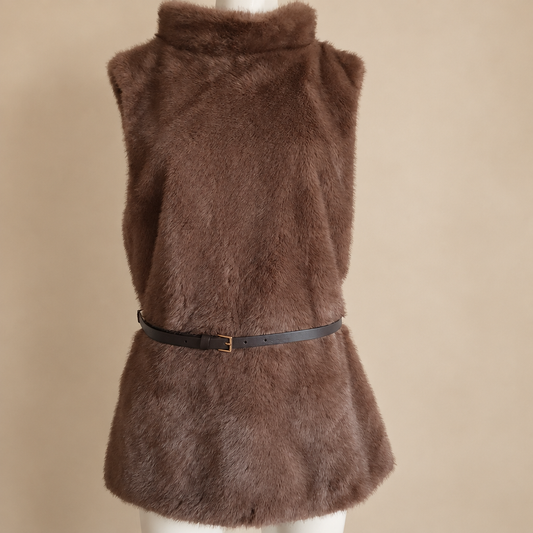 Tunique sans manches en fausse fourrure taupe, col montant et ceinture, sur fond beige