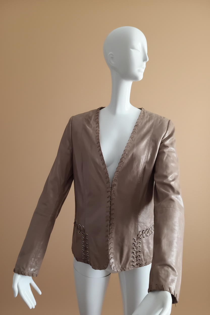 Veste cuir taupe fond beige