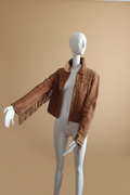Veste daim camel franges fond beige