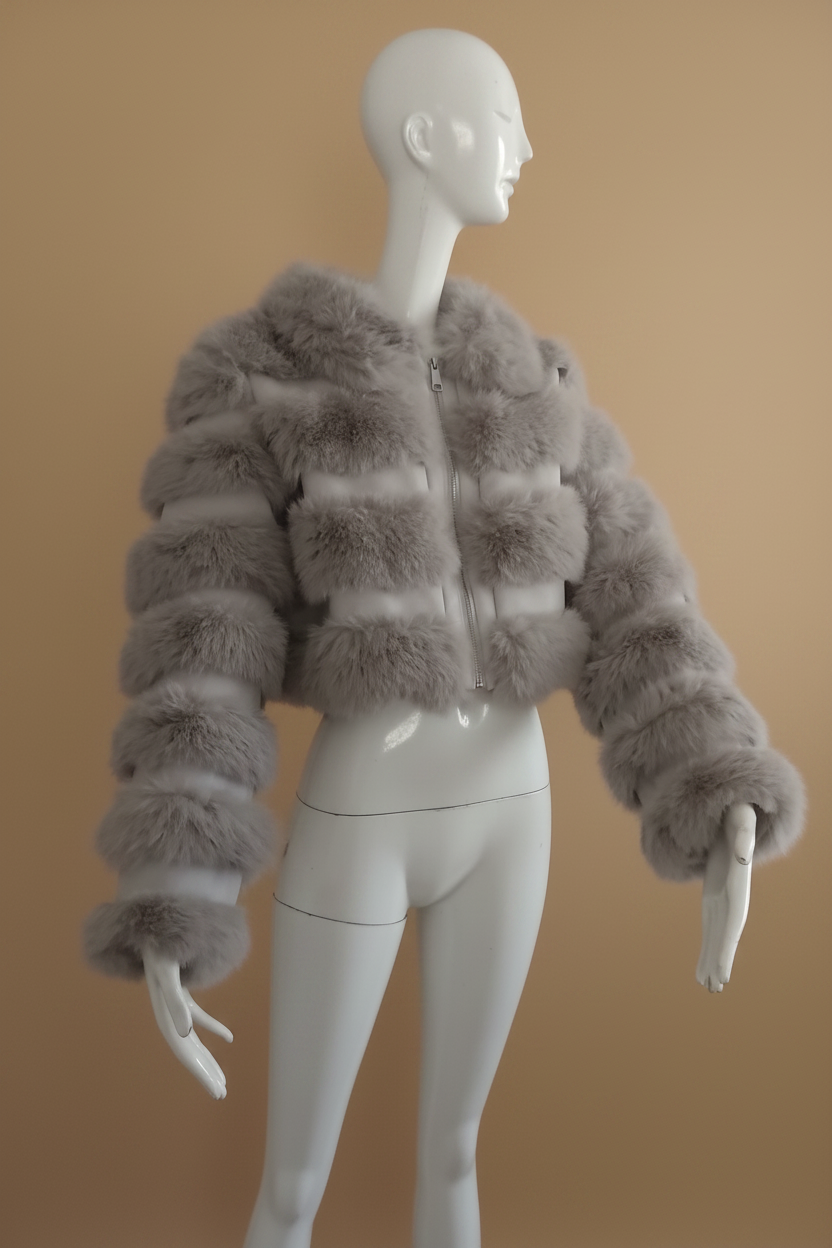 Veste fourrure grise fond beige